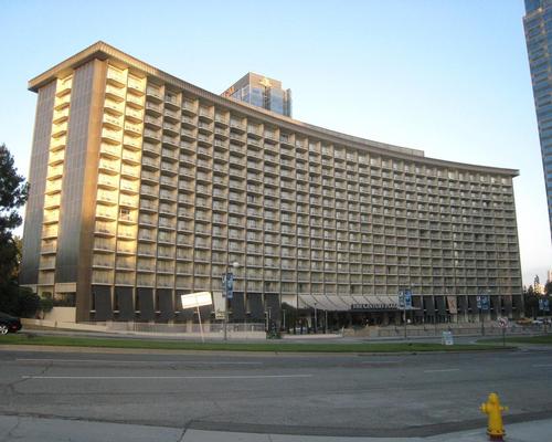 Minoru Yamasaki designed the original curving hotel building / Wiki Commons