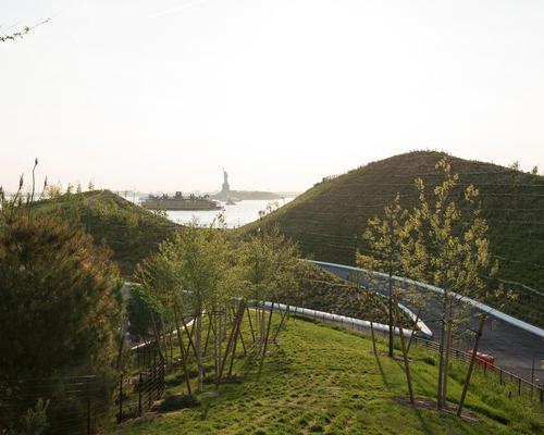 The four hills are constructed of recycled demolition debris, general fill and lightweight pumice / Timothy Schenck