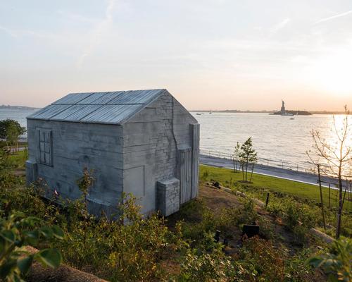 A site-specific cabin sculpture by British artist Rachel Whiteread sits atop Discovery Hill / Timothy Schenck
