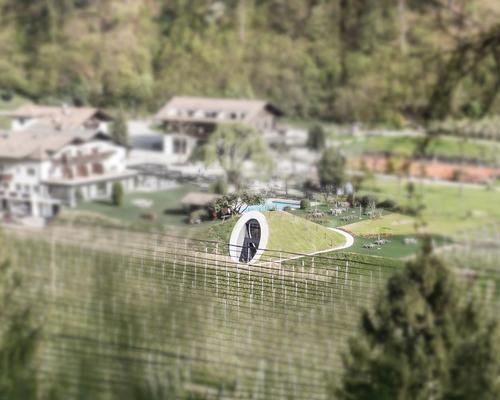 The new facilities are an extension of the Apfelhotel Torgglerhof hotel, which is spread across three farm buildings in the town of Saltaus / NoA*