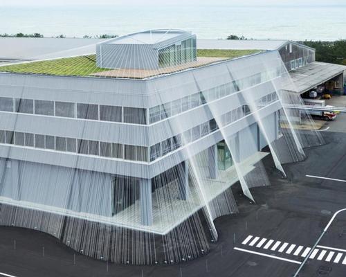 Thousands of super-strong cables cover the building like a curtain to protect it during earthquakes / Takumi Ota