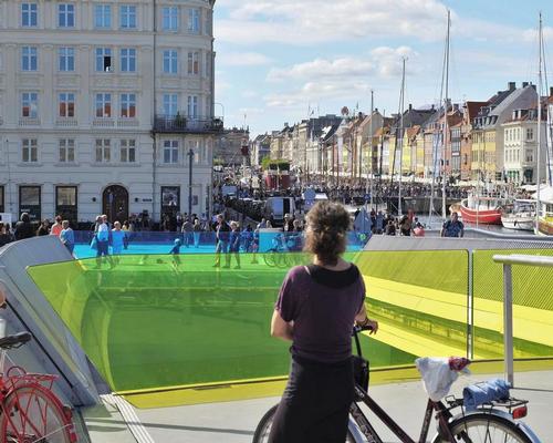 Pedestrians stand on viewing platforms at the edges of the navigation channel during the opening and closing operation / Studio Bednarski