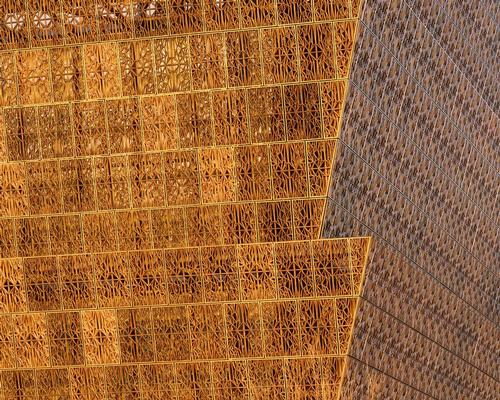The patterned facade evokes the architectural ironwork made by African American artisans in southern US cities before and after the Civil War / Alan Karchmer/NMAAHC