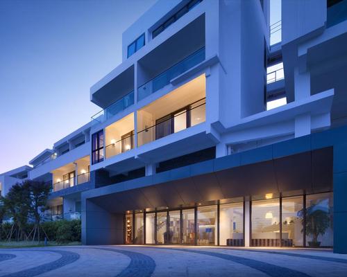 The restrained, white-clad building is dedicated to marine sports and leisure. / Jing Xu-Feng