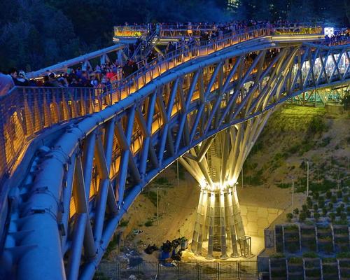 Tabiat Pedestrian Bridge in Tehran is one of the winners of the Aga Khan Award for Architecture / Aga Khan Award for Architecture