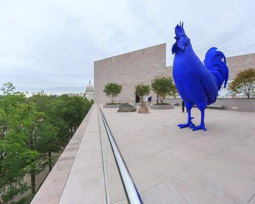 A giant blue cockerel now stands on the museum's roof / Twitter.com/@markalanandre