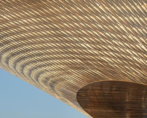 Building on Portugal’s rich tradition of craft and ceramics, 15,000 three-dimensional crackle glazed tiles articulate the façade / Hufton + Crow