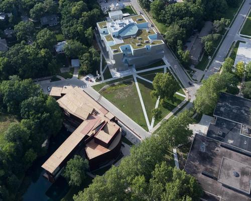 A rooftop green studio features at the summit of the Visual Arts Building / Steven Holl Architects