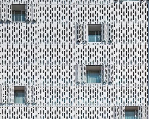 The 'cobogo' can be operated as articulated panels, revealing the inside of rooms, and were designed to break the continuity of the concrete blocks of buildings on the waterfront