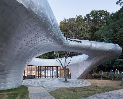 Abstract, curving forms have been used on two of the buildings / Namgoong Sun