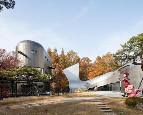The museum complex is formed of three buildings in close proximity, which surround a grassed inner court / Namgoong Sun