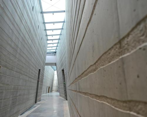 Concrete was used inside and out to create a monolithic structure / Denis Nidos