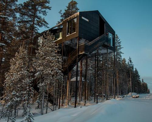 Hovering 10m (32.8ft) above the ground amongst the trees, the 7th Room is a traditional Nordic wooden cabin with a large netted terrace suspended above the forest floor / Johan Jansson
