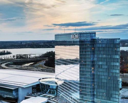 A main tower, which houses the hotel, evokes the slanted, sharp-edged form of the nearby Washington Monument / MGM