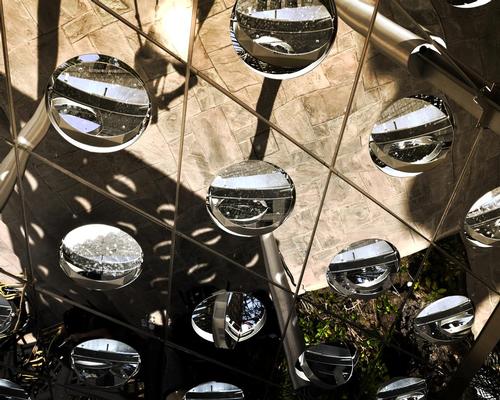 Each mirror can move on a double axis and reflect the sun’s rays away from the ground – allowing the precise control of the desired level of shading / Pietro Leoni