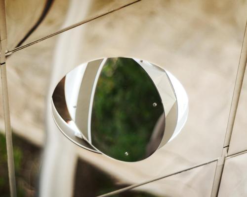 The digitally-controlled mirrors can tilt to face the sun / Pietro Leoni
