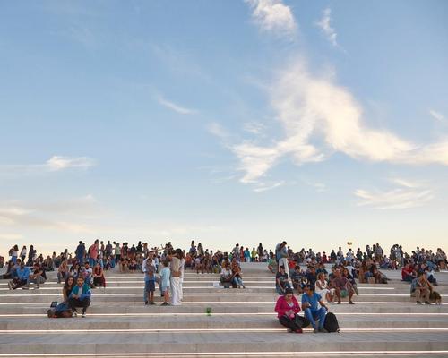 The design allows the public to walk on the roof, giving views of the river / EDPF Foundation