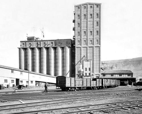 The original complex, which is formed of an elevator house and a storage annex of six rows of seven silos, dates from 1924 / The Royal Portfolio
