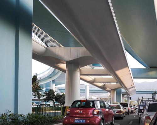 Eleven entry and exit points allow access to public transportation, shopping malls and public buildings / Ma Weiwei