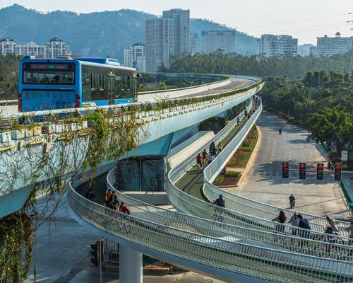 The route is elevated 5m (16.4ft) above the road, just below the Xiamen’s bus rapid transit line, and crosses five major residential areas and three business zones / Ma Weiwei