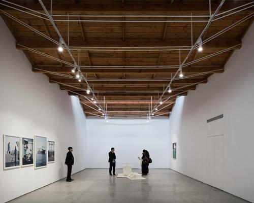 Archi-Union elevated the roof of the original building using a lightweight wood structure, and installed a series of skylights