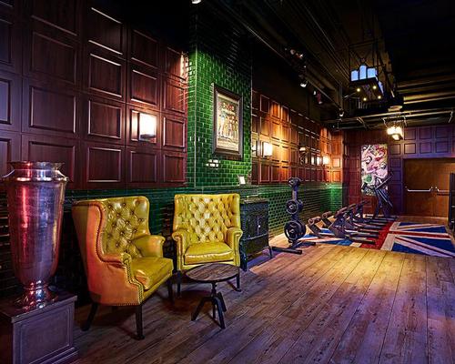 Comfy armchairs, wood panelling and tiling add a comfortable feel to the John reed gym in Potsdam / John Reed
