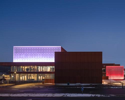 LED panels illuminate the theatre through the evenings / Adam Mørk