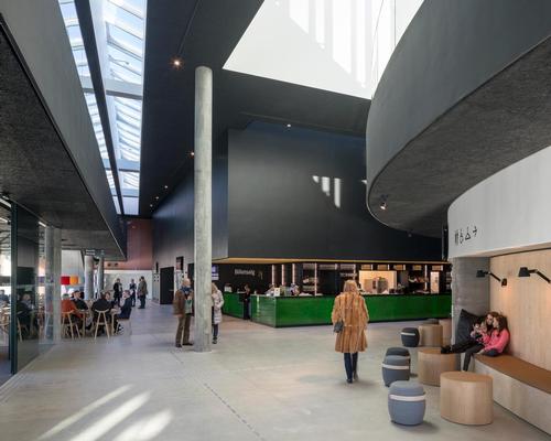 An open plan layout blurs the boundaries between publicly accessible areas and more traditional theatre functions / Adam Mørk