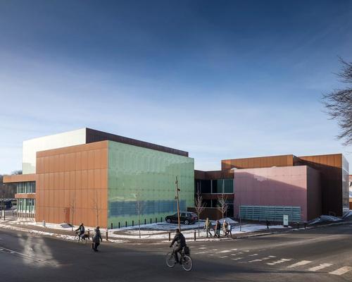 The complex is formed of a series of cubic blocks / Adam Mørk