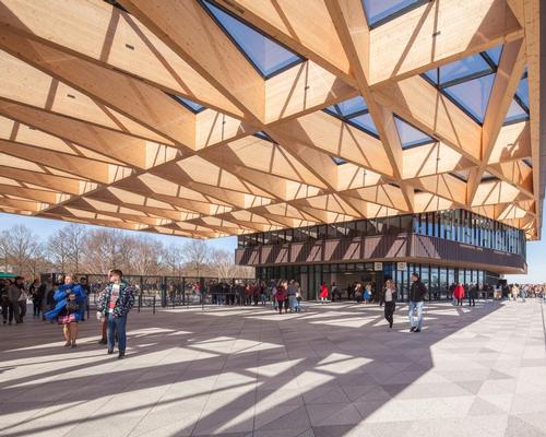 The timber roof structure, which leans on two volumes, has been created using interwoven isosceles triangles that form skylights / Mecanoo architecten