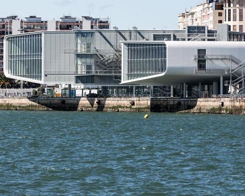 The two volumes of the art center extend out over the sea / Botin Center