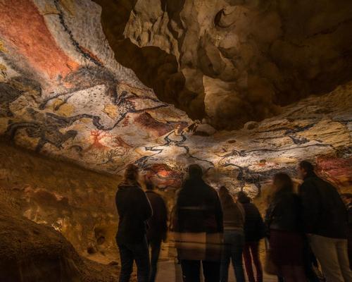 The facsimile has been recreated by the Périgord Facsimile Workshop (AFSP) with the same humidity, light, sound, smell and 16°C temperature of the Unesco-protected original