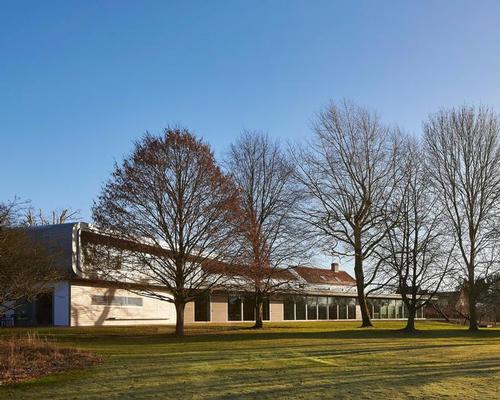 The design of both buildings 'reinforces the relationship of the visitor with sculpture and landscape' / Hufton + Crow