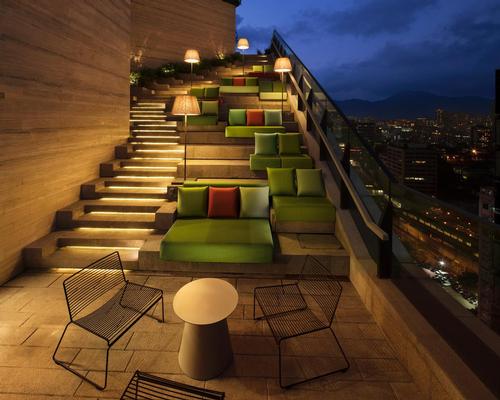 The outdoor staircase doubles as a cinema seating area / Concrete