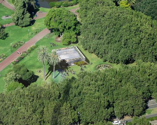 The design blurs the lines between inside and outside spaces by covering the amphitheatre with a semi-transparent floating roof / MPavilion