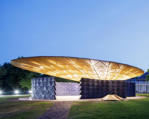 The roof illuminated in the evenings, transforming the pavilion into a beacon for the park / Iwan Baan