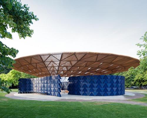 The pavilion was inspired by the tree that serves as a central meeting point for life in Kére's hometown of Gando, Burkina Faso
/ Iwan Baan