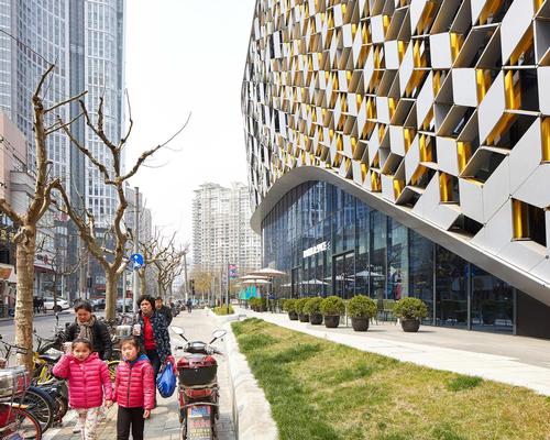 Based on a hexagonal grid, the facade components follow the articulated geometry of the building and provide constantly changing perspectives / Hufton+Crow