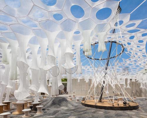 The structure bathes visitors in a responsive photo-luminescent glow at night, and emit grounds of cooling mist during hot day / Pablo Enriquez