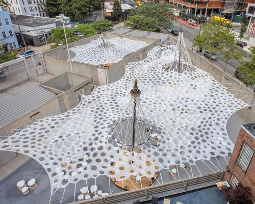 The installation constantly evolves in response to heat, sunlight and the number and density of visitors / Pablo Enriquez