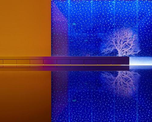 Sun’s restaurant, therefore, features vivid LED lights around the interior which change to illuminate the space / Zhang Jing