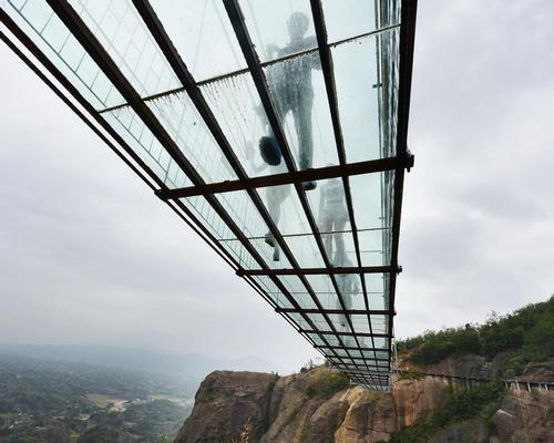 Architects Haim Dotan used glass which is 24mm thick but 25 times stronger than usual / Haim Dotan