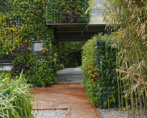 Visitors are encouraged to drink tea, enjoy exhibited work by famous artists and rest under the shade / Studio Pei-Zhu 