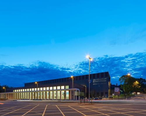 A public colonnade encourages access to the building and the campus beyond / Paul Riddle