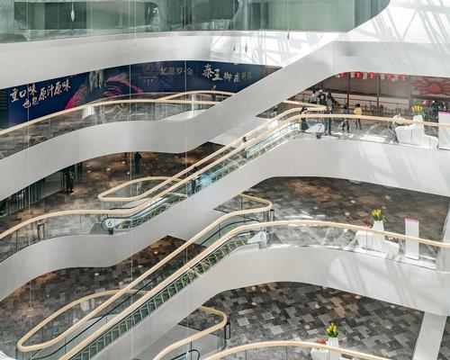 Inside the podium, a vast atrium designed as a spiral of overlapping layers forms the organisational and visual focus / Hufton + Crow