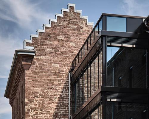 The building’s new glass box extension links the two components of the original structure, and houses the hotel’s lounge, gallery, library and Wasser & Brot restaurant / Design Hotels
