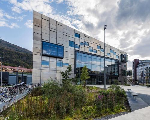 A large glass wall draws visitors into the space, which is open to the public Kunstallmenningen plaza. / Tomasz Majewski Photography