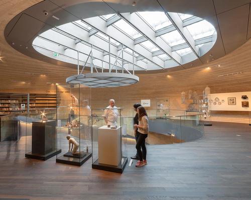  Objects are presented with the help of walls, tables and cabinets that are integrated into the architecture / Coop Himmelb(l)au
