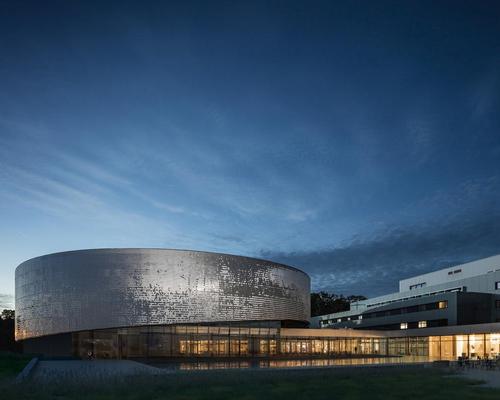 Designed by architectural studio Richter Dahl Rocha, the circular building is decorated in 100,000 aluminium discs / Fernando Guerrera 