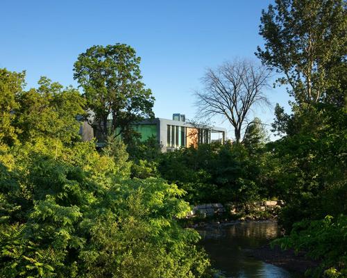 The centre has been built next to a ravine and large park / Tom Arban